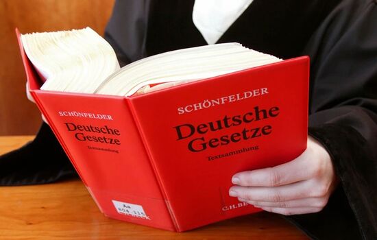 Ein aufgeschlagenes rotes deutsches Gesetzbuch